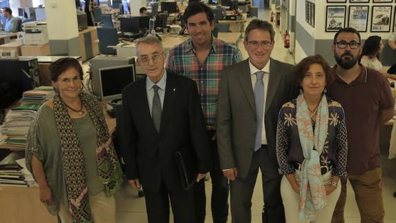 Pilar Iglesias, Ignacio Núñez de Castro, Juan José Sánchez, Miguel Sánchez, Asunción Gandarillas y Antonio Ferre, en la redacción de SUR antes de comenzar el debate del pasado miércoles.