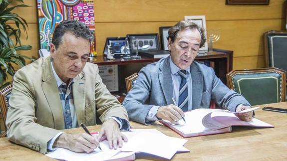 Ortiz y Arenere, durante la firma de un convenio reciente sobre el parque comercial y de ocio.