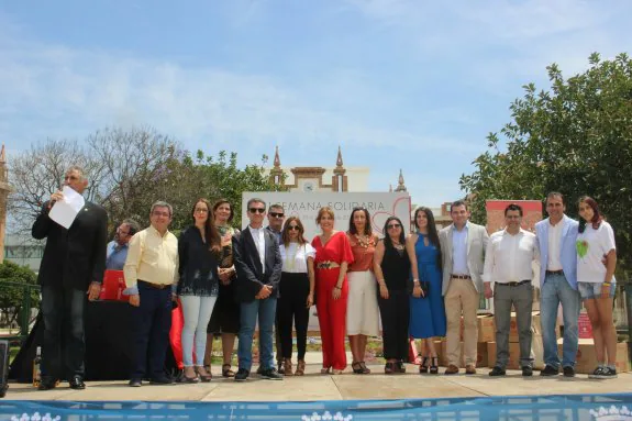 Foto de familia de los organizadores junto a patrocinadores en el Museo Automovilístico.
