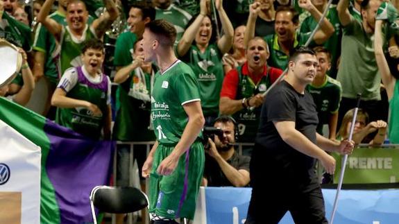 Nedovic celebra un canasta en el tercer partido ante el Tenerife. 