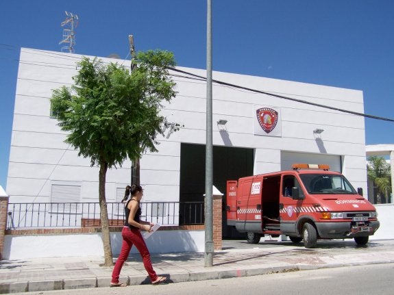 El retén de bomberos de Periana permanece cerrado por la falta de camiones. 