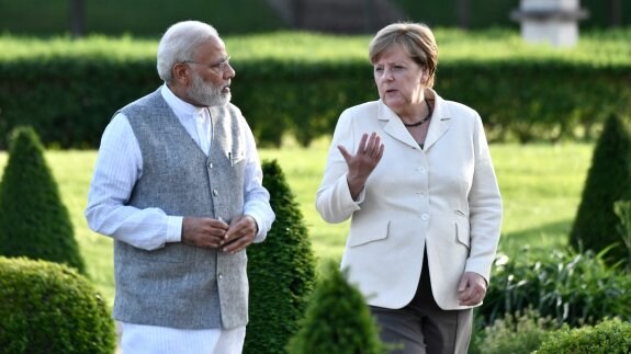 Merkel, con el primer ministro indio, Narendra Modi, ayer en los jardines del palacio Mesberg, cerca de Berlín. :: john macdougall / afp
