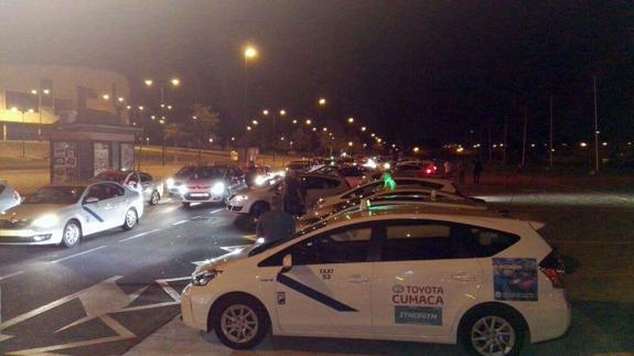 Taxistas de Málaga, esta madrugada, antes de partir hacia Madrid. 