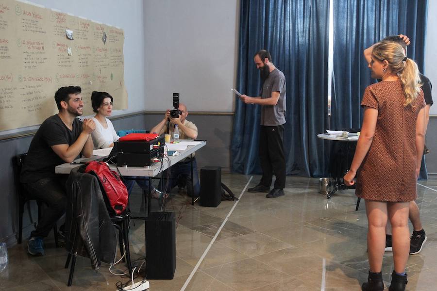 Fran Perea y su equipo, durante un ensayo en la última planta del Cervantes. 