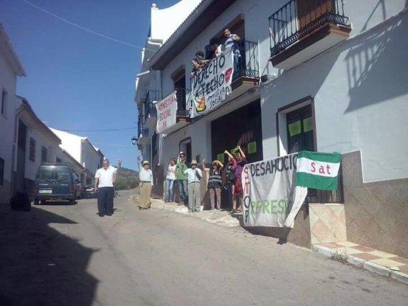 Paralizan el desalojo de una mujer ‘okupa’ con tres hijos para negociar un alquiler social