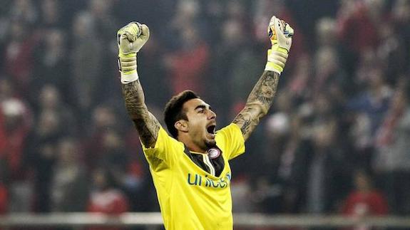 Roberto celebra un gol, en su etapa en el Olympiacos. 