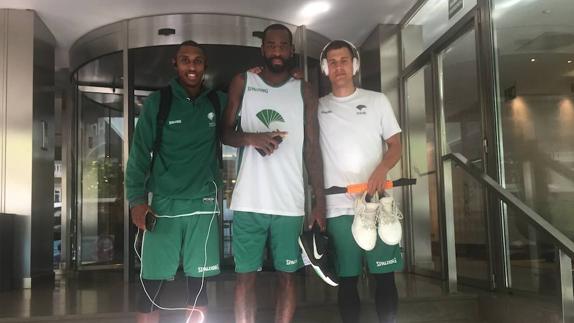 Smith, Eyenga y Nedovic posan ayer en la puerta del hotel del Unicaja en Madrid. 