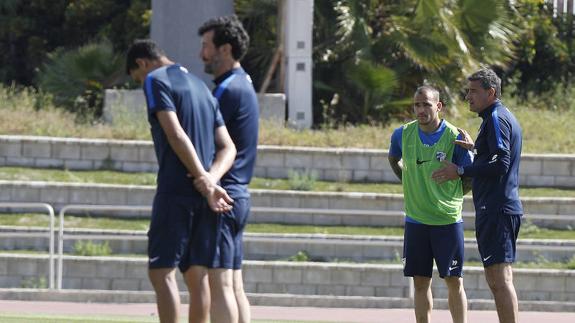 Míchel conversa con Sandro durante un entrenamiento.