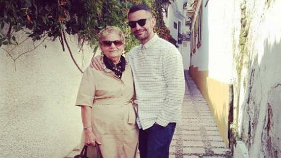 El diseñador posa con su madre, María, en Marbella, donde vive la familia 