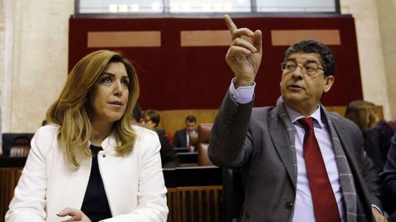 Susana Díaz y Diego Valderas, en el banco del Gobierno en el Parlamento andaluz.