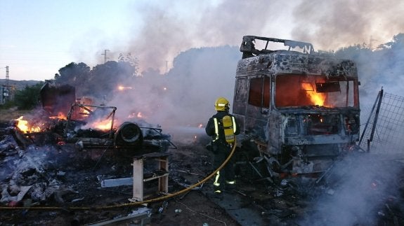 Un bombero durante la extinción del incendio en Campanillas. :: sur