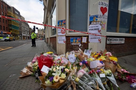 Flores y mensajes de los londinenses en homenaje a las víctimas del atentado del pasado sábado. :: NIKLAS HALLE’N / AFP