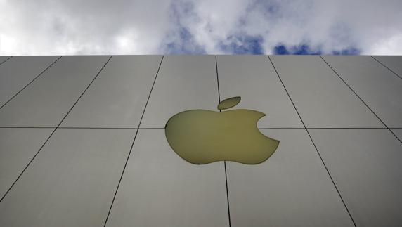 Logotipo de Apple adherido a la fachada de una tienda de la multinacional estadounidense.