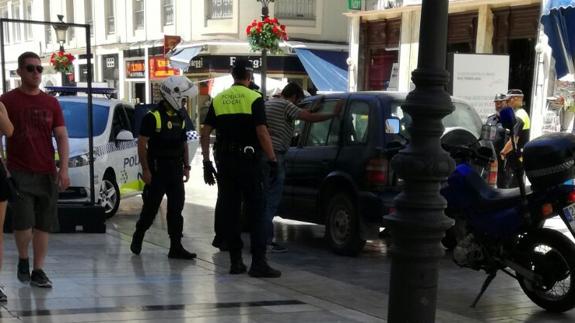 Un hombre con problemas mentales entra con su coche en calle Larios
