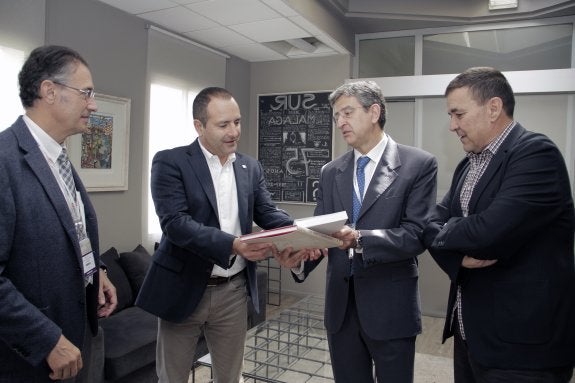LOS CIRUJANOS ORALES Y MAXILOFACIALES DISTINGUEN A SUR