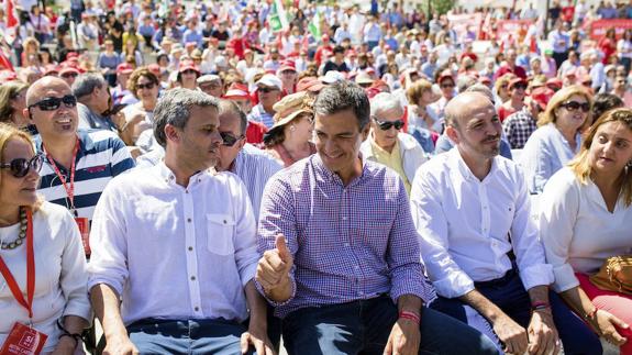 Sánchez, entre Ignacio López y Jorge Gallardo en el mitin que pronunció en Cártama. 