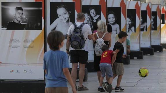 Exposición en la calle Alcazabilla.