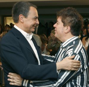 GALARDÓN. Zapatero abraza a Almodóvar, también premiado. /  EFE