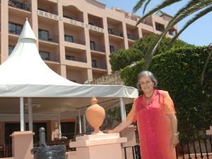 EL FUERTE. La presidenta, en los jardines del hotel. / J.-LANZA