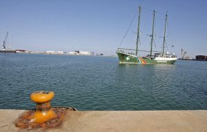 CAMPAÑA. El buque insignia de Greenpeace, 'Rainbow Warrior II', en Sagunto. / MANUEL BRUQUE. EFE