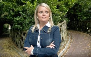 LA HERMANA. Mari Mar Blanco posa en el parque de La Florida de Vitoria, la penúltima parada del bus que ha recorrido España en memoria de Miguel Ángel. / IOSU ONANDIA