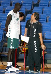 PREMIO. Scariolo dialoga con Ndong en su primer entrenamiento con el Unicaja. / SUR