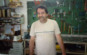 A PIE DE CALLE. Andrés Núñez, prpoetario de la tapicería de autmóviles 'Nuñez': «En todos los trabajos de artesanía se repite el legado de padre a hijo»