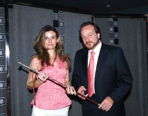 DISTINCIÓN. Laura Peraita y Ángel Carchenilla, tras recibir el galardón. / E. C.