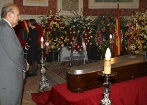 Fallece el dirigente del PP Gabriel Cisneros, uno de los 'padres' de la Constitución