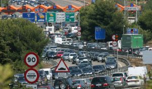 Un enorme atasco de 70 kilómetros en Cataluña obliga a abrir los peajes