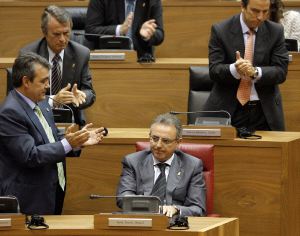 PRESIDENTE. Sanz recibe complacido los aplausos de sus parlamentarios. / LÓPEZ. EFE