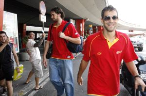 ÍDOLOS. Calderón y Pau Gasol, a su llegada ayer al aeropuerto de Valencia procedentes de Orense.