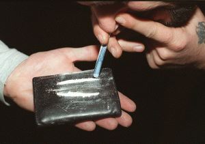 DROGADICCIÓN. Un joven inhala cocaína, una droga que en los últimos                      tiempos ha ganado muchos adeptos en nuestro país. / SUR ARCHIVO
