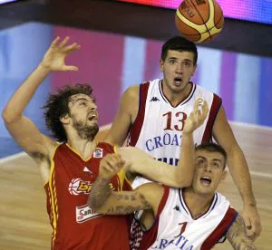 LUCHA. Gasol pelea con Kasun y Banic por un rebote durante el                                          partido de ayer.  / JAVIER BARBANCHO. REUTERS