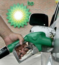 NUEVO REPUNTE. El gasóleo ha superado esta semana el precio del                                euro por litro, como muestra el panel de esta gasolinera. / SUR. ARCHIVO