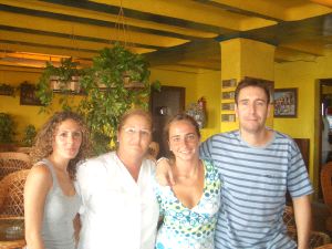 EQUIPO. Juan Ignacio junto a las empleadas del hotel. / F.C.