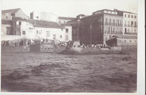 1907. Aspecto de la zona del puente de la Aurora durante la riada del               Guadalmedina hace un siglo. / SUR. ARCHIVO