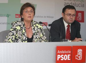 COMPARECENCIA. Marisa Bustinduy y Miguel A. Heredia, durante la rueda de prensa. / DESIRÉE NAVARRO
