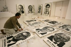 MONTAJE. José María Cano, ayer en la sala de proyectos del CAC Málaga junto a sus obras. / CARLOS MORET