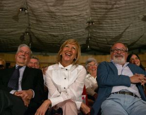 Rosa Díez presenta su partido arropada por el escritor Mario Vargas Llosa