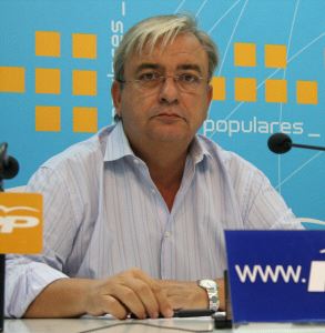 ARTURO ESTEBAN. Compareció ayer en la sede del PP. / SUR