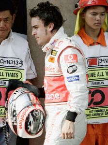 DECEPCIÓN. Alonso, ayer en China. / EUGENE HOSHIKO. AP