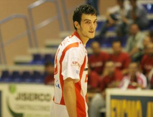 Petar Nenadic podría perderse el partido frente al Pilotes si no regresa a tiempo de Belgrado