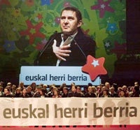 LÍDER. La izquierda 'abertzale' atiende, el pasado marzo, una intervención electoral de Arnaldo Otegi, encarcelado. / I. PÉREZ