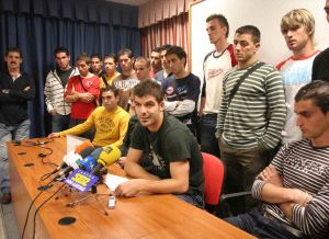 ENGAÑADOS E INDIGNADOS. Los jugadores del Algeciras mostraron ayer su indignación y preocupación por todo lo que está ocurriendo. /A.C.