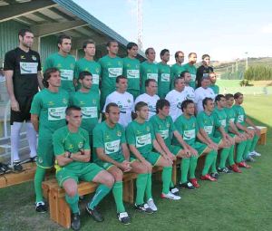 FORMACIÓN. La U.D. Los Barrios realizó ayer la foto oficial. /A. C.