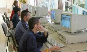 FUTURO INCIERTO. Los nuevos titulados tienen grandes dificultades                       para encontrar un empleo bien remunerado. / SUR. ARCHIVO