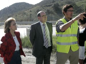 VISITA. Araceli González, junto al gerente de Limasa y Pazos.
