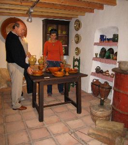 MUSEO. Ferrero y la edil de Cultura observan las piezas. / A. FUENTES