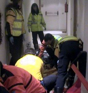 ASISTENCIA. El Samur sacó de la casa a la joven, aún con vida. / EFE